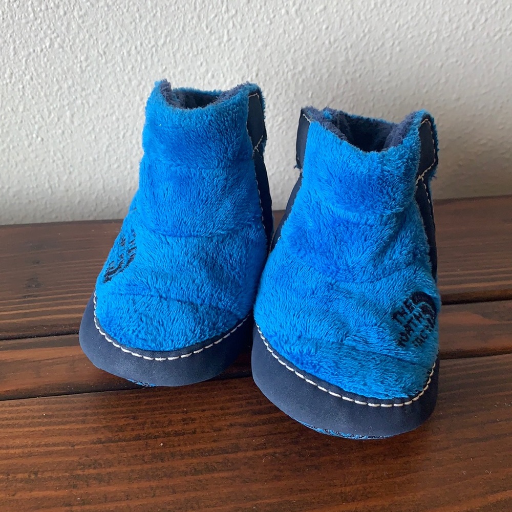 NWOT north face fleece booties 12-18 months